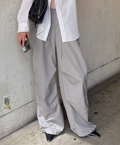 Chikashitsu +（チカシツプラス）の「ストリートファッション Chikashitsu + OaKS チカシツプラスオークス tuck design nylon wide pants タックデザインナイロンワイドパンツ ナイロンパンツ ワイドパンツ ナイロンカーゴパンツ トラックパンツ スポーツミックス 韓国ファッション 韓国 ストリート（カーゴパンツ・レディース・グレー/ブラック・ONE SIZE）」の17枚目の写真