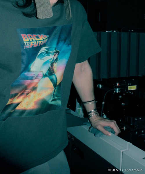 minius(ミニウス)の「『バック・トゥ・ザ・フューチャー1』"""Back to the Future"" T-Shirt" 半袖プリントTシャツ ビックシルエット ピグメント加工 ヴィンテージライク(Tシャツ/カットソー・メンズ・チャコール/ホワイト・X-LARGE/LARGE/MEDIUM)」の1枚目の写真