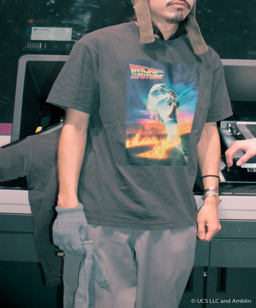 minius(ミニウス)の「『バック・トゥ・ザ・フューチャー1』"""Back to the Future"" T-Shirt" 半袖プリントTシャツ ビックシルエット ピグメント加工 ヴィンテージライク(Tシャツ/カットソー・メンズ・チャコール/ホワイト・X-LARGE/LARGE/MEDIUM)」の3枚目の写真