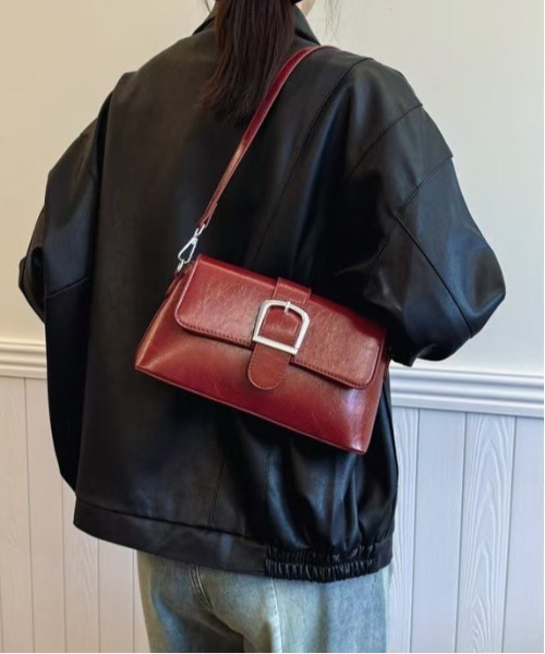 FINEnough（ファインナフ）の「スクエアバックルデザインショルダーバッグ（ショルダーバッグ・レディース・シルバー/レッド/アイボリー/ブラック・FREE）」の3枚目の写真
