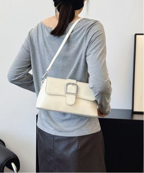 FINEnough（ファインナフ）の「スクエアバックルデザインショルダーバッグ（ショルダーバッグ・レディース・シルバー/レッド/アイボリー/ブラック・FREE）」の2枚目の写真