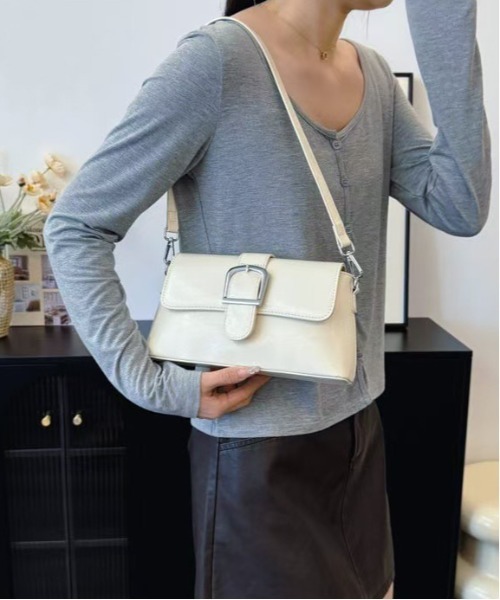 FINEnough（ファインナフ）の「スクエアバックルデザインショルダーバッグ（ショルダーバッグ・レディース・シルバー/レッド/アイボリー/ブラック・FREE）」の7枚目の写真