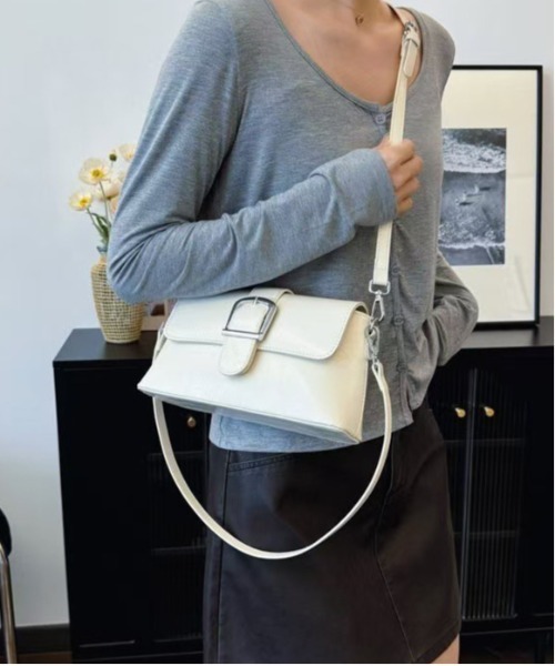FINEnough（ファインナフ）の「スクエアバックルデザインショルダーバッグ（ショルダーバッグ・レディース・シルバー/レッド/アイボリー/ブラック・FREE）」の6枚目の写真