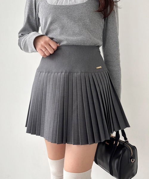 one after another NICE CLAUP（ワンアフターアナザーナイスクラップ）の「プレート付きプリーツミニスカート（スカート・レディース・チャコールグレー/オフホワイト/ベージュ/ネイビー・MEDIUM/SMALL）」の2枚目の写真