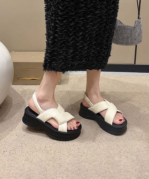 shoes365(シューズスリーシックスファイヴ)の「【shoes 365】厚底クロスストラップサンダル (SS)(サンダル・レディース・オフホワイト/ブラック・25.0cm/24.5cm/24.0cm/23.5cm/23.0cm/22.5cm)」の1枚目の写真