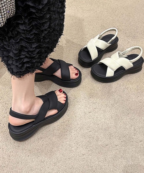 shoes365(シューズスリーシックスファイヴ)の「【shoes 365】厚底クロスストラップサンダル (SS)(サンダル・レディース・オフホワイト/ブラック・25.0cm/24.5cm/24.0cm/23.5cm/23.0cm/22.5cm)」の4枚目の写真