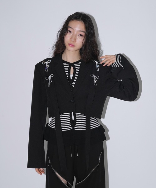 Uenui（ウニュイ）の「リボンチャーム 取り外し可能 ショートジャケット（テーラードジャケット・レディース・ブラック/グレー・FREE）」の2枚目の写真