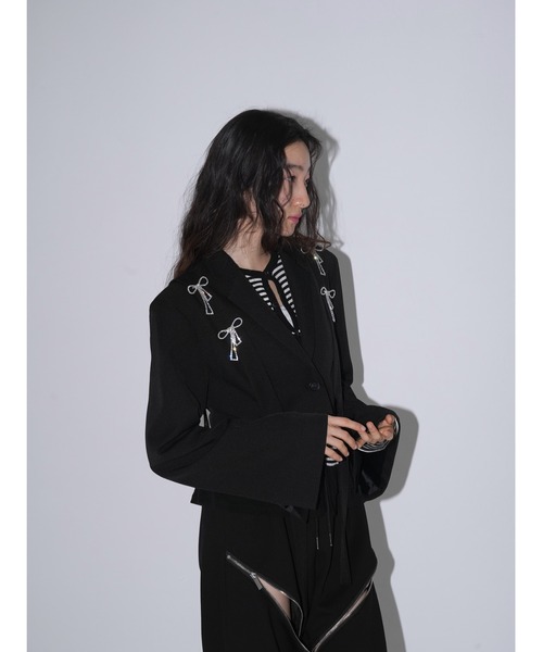 Uenui（ウニュイ）の「リボンチャーム 取り外し可能 ショートジャケット（テーラードジャケット・レディース・ブラック/グレー・FREE）」の7枚目の写真