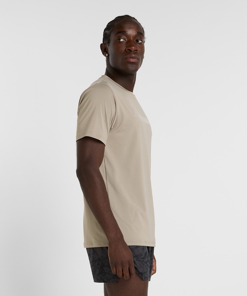 NEW BALANCE(ニューバランス)の「Linear ロゴ パフォーマンスショートスリーブTシャツ(Tシャツ/カットソー・メンズ・ネイビー/グレイッシュベージュ/グレー・XX-LARGE/X-LARGE/LARGE/MEDIUM/SMALL)」の9枚目の写真