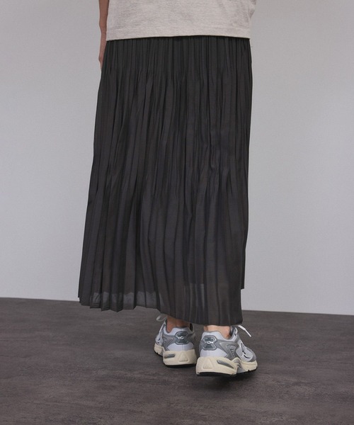 SALON adam et rope'（サロン アダム エ ロペ）の「【WEB限定】麻混シアースラブプリーツスカート（スカート・レディース・オフホワイト/チャコールグレー・FREE）」の2枚目の写真
