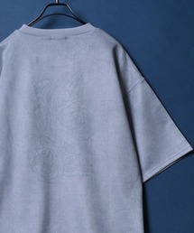 ANPAS（アンパス）の「Faux Suede Flower Embroidery&Back Print T-shirt/フェイクスエード フラワーデザイン 半袖 Tシャツ レディース メンズ（Tシャツ/カットソー）」