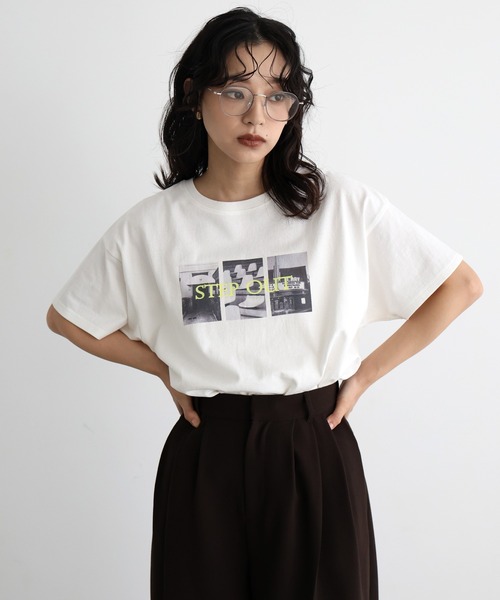 hellam(へラム)の「ネオンロゴフォトプリントTシャツ(Tシャツ/カットソー・レディース・ホワイト×グリーン/ホワイト×ブルー/ホワイト×イエロー・FREE)」の2枚目の写真