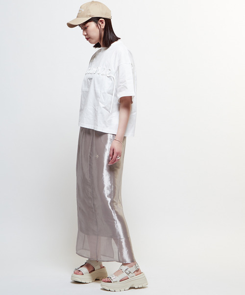 CONVERSE TOKYO(コンバーストウキョウ)の「WAIST LOGO SHINY SHEER SKIRT(スカート・レディース・ベージュ/カーキ/ブラック・FREE)」の9枚目の写真