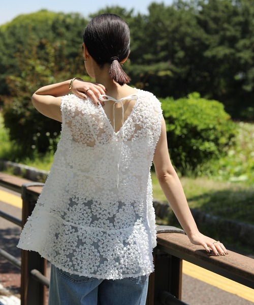 Gready Brilliant(グレディブリリアン)の「花フリル前後2WAYブラウス(シャツ/ブラウス・レディース・オフホワイト/ブラック・38)」の2枚目の写真