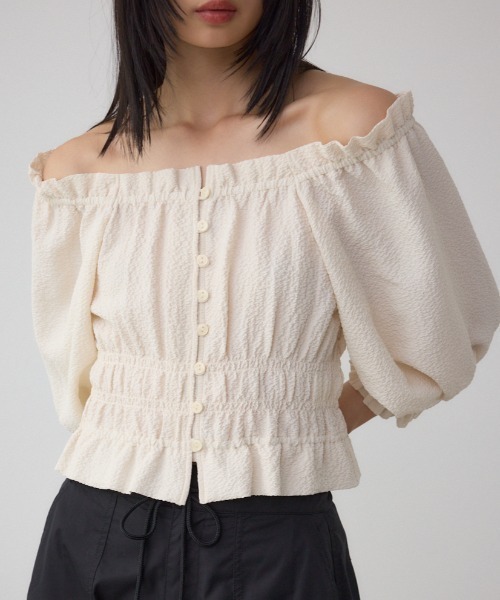 AZUL by moussy(アズールバイマウジー)の「ギャザーフリル2WAYブラウス(シャツ/ブラウス・レディース・アイボリー/ブラック/レッド・FREE)」の2枚目の写真