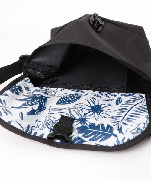 Manhattan Portage（マンハッタンポーテージ）の「NYLON MESSENGER BAG JR (SM) FZP 500D CORDURA / STITCH（メッセンジャーバッグ・レディース・ブラック・SMALL）」の13枚目の写真