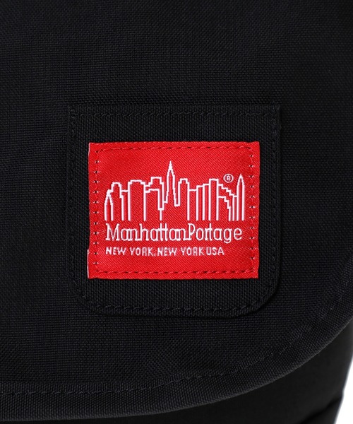 Manhattan Portage（マンハッタンポーテージ）の「NYLON MESSENGER BAG JR (SM) FZP 500D CORDURA / STITCH（メッセンジャーバッグ・レディース・ブラック・SMALL）」の3枚目の写真