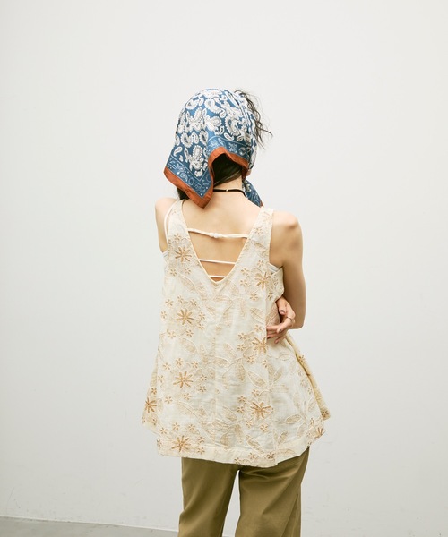 Lutim by u（ルチバイユー）の「Botanical embroidered flare blouse 