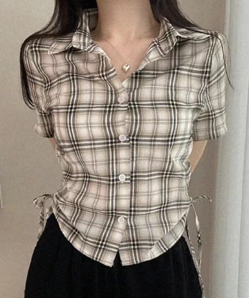 yuue' ( wear )(ユーイ)の「シルエット調整可能◎ チェック柄サイドシャーリング半袖シャツ(シャツ/ブラウス・レディース・ホワイト/ネイビー/ベージュ/ブラック・FREE)」の4枚目の写真