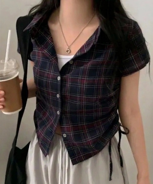 yuue' ( wear )(ユーイ)の「シルエット調整可能◎ チェック柄サイドシャーリング半袖シャツ(シャツ/ブラウス・レディース・ホワイト/ネイビー/ベージュ/ブラック・FREE)」の1枚目の写真