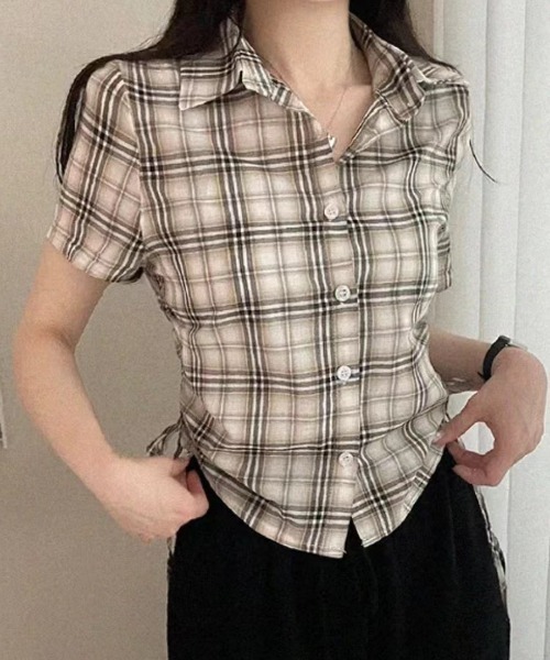yuue' ( wear )(ユーイ)の「シルエット調整可能◎ チェック柄サイドシャーリング半袖シャツ(シャツ/ブラウス・レディース・ホワイト/ネイビー/ベージュ/ブラック・FREE)」の19枚目の写真