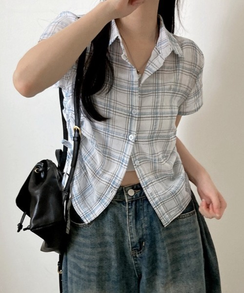 yuue' ( wear )(ユーイ)の「シルエット調整可能◎ チェック柄サイドシャーリング半袖シャツ(シャツ/ブラウス・レディース・ホワイト/ネイビー/ベージュ/ブラック・FREE)」の6枚目の写真