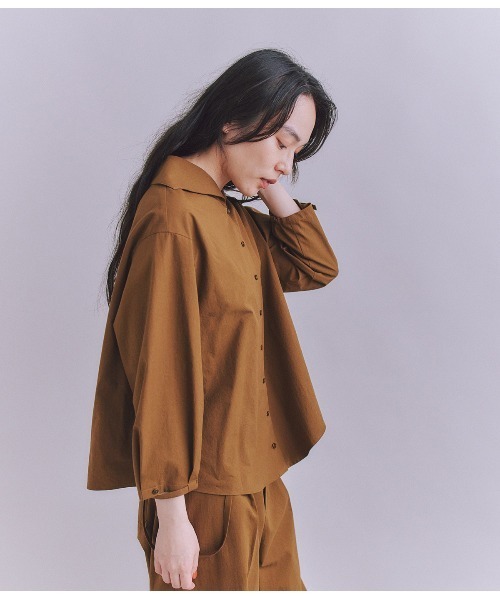 SIPULI(シプリ)の「High Density Twill セーラーピンタックブラウス(シャツ/ブラウス・レディース・キャメル/ダークグレー・2)」の2枚目の写真