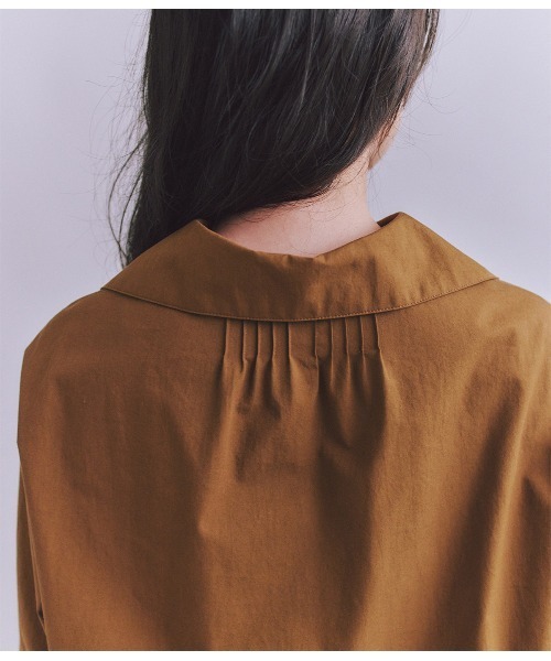 SIPULI(シプリ)の「High Density Twill セーラーピンタックブラウス(シャツ/ブラウス・レディース・キャメル/ダークグレー・2)」の9枚目の写真