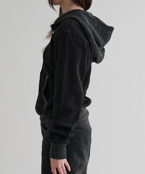 EPNK(イーピーエヌケー)の「【EPNK】Waffle henry neck hoodie / ワッフルヘンリーネックフーディ(パーカー・メンズ・グレー/ブラウン/ブラック・SMALL/MEDIUM/LARGE)」の6枚目の写真