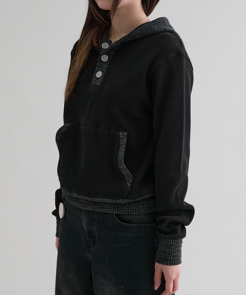 EPNK（イーピーエヌケー）の「【EPNK】Waffle henry neck hoodie