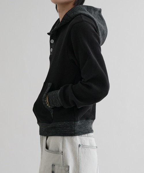 EPNK(イーピーエヌケー)の「【EPNK】Waffle henry neck hoodie / ワッフルヘンリーネックフーディ(パーカー・メンズ・グレー/ブラウン/ブラック・SMALL/MEDIUM/LARGE)」の15枚目の写真