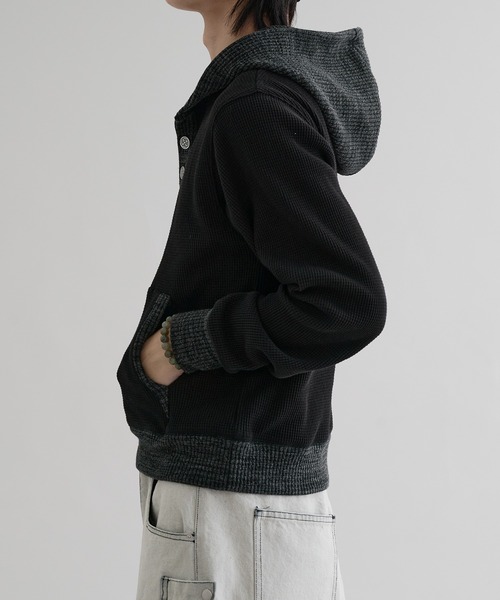EPNK(イーピーエヌケー)の「【EPNK】Waffle henry neck hoodie / ワッフルヘンリーネックフーディ(パーカー・メンズ・グレー/ブラウン/ブラック・SMALL/MEDIUM/LARGE)」の16枚目の写真