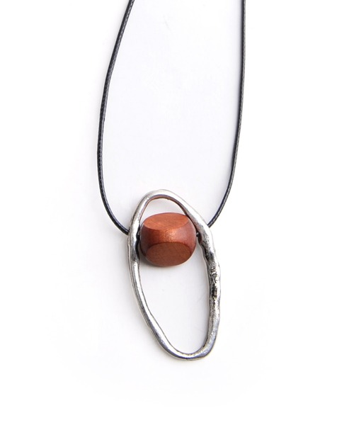 MARAI（マーライ）の「シルバーオーバルウッドビーズネックレス（ネックレス・レディース・ネイビー/ブラウン・FREE）」の4枚目の写真