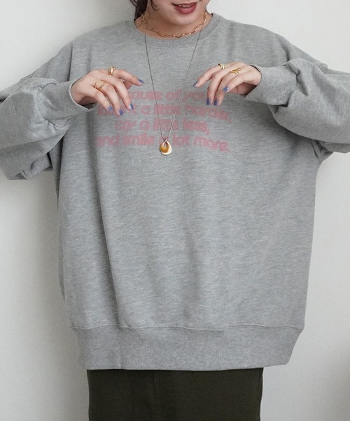 Emma(SELECT LEVERY)(エマ セレクトリベリー)の「フロッキーロゴプルオーバー(Tシャツ/カットソー・レディース・チャコール/アイボリー/グレー・FREE)」の1枚目の写真