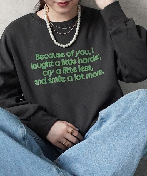 Emma(SELECT LEVERY)(エマ セレクトリベリー)の「フロッキーロゴプルオーバー(Tシャツ/カットソー・レディース・チャコール/アイボリー/グレー・FREE)」の3枚目の写真