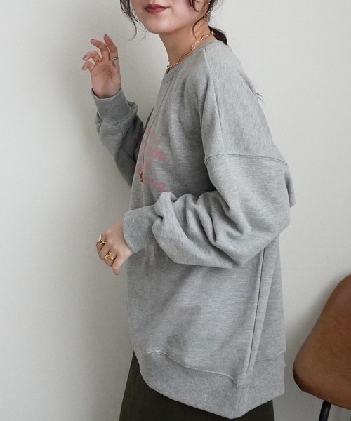 Emma(SELECT LEVERY)(エマ セレクトリベリー)の「フロッキーロゴプルオーバー(Tシャツ/カットソー・レディース・チャコール/アイボリー/グレー・FREE)」の4枚目の写真