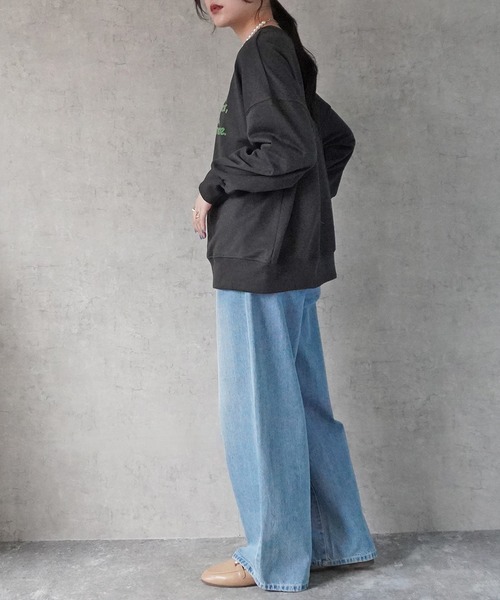 Emma(SELECT LEVERY)(エマ セレクトリベリー)の「フロッキーロゴプルオーバー(Tシャツ/カットソー・レディース・チャコール/アイボリー/グレー・FREE)」の13枚目の写真