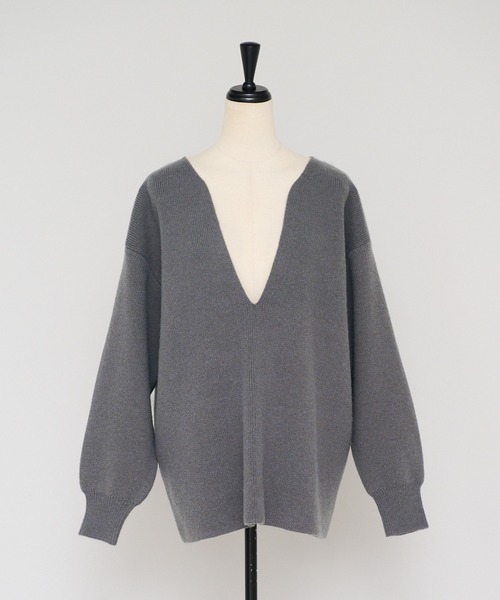 ENC（エンク）の「deep V neck highgauge knit pullover / 深Vネックハイゲージニット（ニット/セーター・レディース・ダークグレー/ベージュ/アイボリー/ライトブルー・FREE）」の10枚目の写真