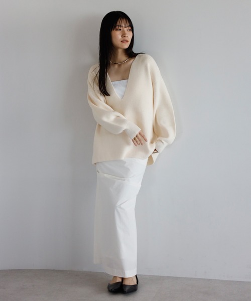ENC（エンク）の「deep V neck highgauge knit pullover / 深Vネックハイゲージニット（ニット/セーター・レディース・ダークグレー/ベージュ/アイボリー/ライトブルー・FREE）」の13枚目の写真