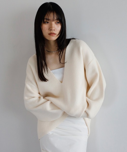 ENC（エンク）の「deep V neck highgauge knit pullover / 深Vネックハイゲージニット（ニット/セーター・レディース・ダークグレー/ベージュ/アイボリー/ライトブルー・FREE）」の16枚目の写真