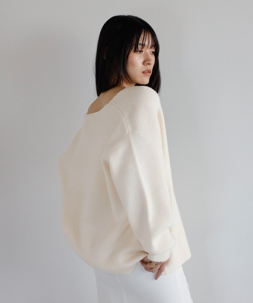 ENC（エンク）の「deep V neck highgauge knit pullover / 深Vネックハイゲージニット（ニット/セーター・レディース・ダークグレー/ベージュ/アイボリー/ライトブルー・FREE）」の17枚目の写真
