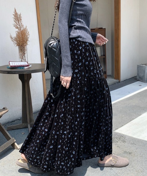 ABITOKYO（アビトーキョー）の「小花柄ベロアティアードスカート（スカート・レディース・モカ/ブラック・FREE）」の2枚目の写真