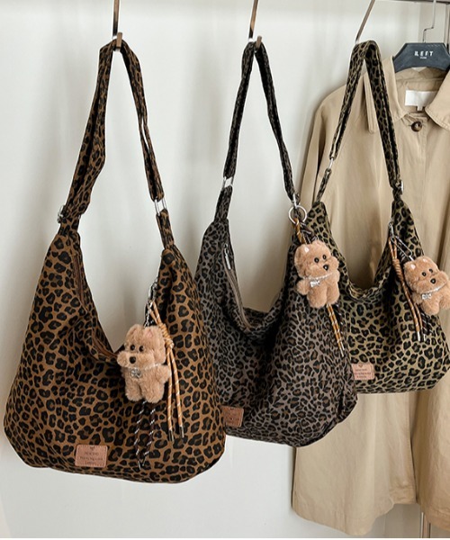 FREE STYLISTS(フリー スタイリスト)の「Y2K レオパード ショルダーバッグ【チャーム付】【A4サイズ収納可能】 《通勤・通学に!》(ショルダーバッグ・レディース・レオパード/ベージュ・FREE)」の16枚目の写真