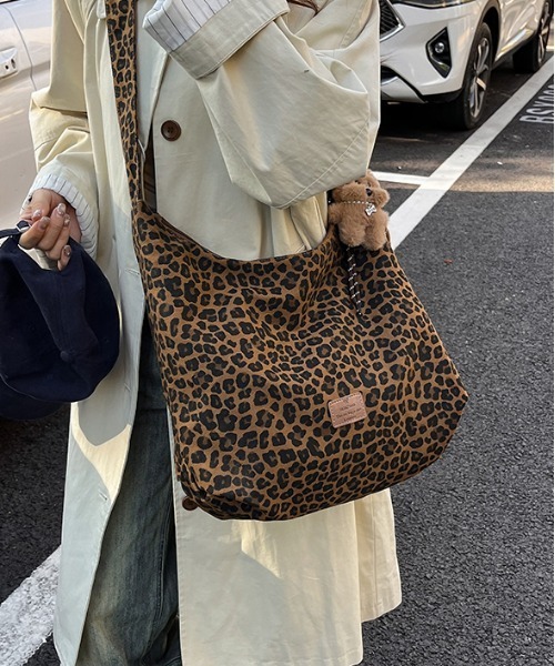 FREE STYLISTS(フリー スタイリスト)の「Y2K レオパード ショルダーバッグ【チャーム付】【A4サイズ収納可能】 《通勤・通学に!》(ショルダーバッグ・レディース・レオパード/ベージュ・FREE)」の9枚目の写真