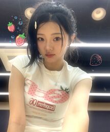 ESCAPEFROM（エスケープフロム）の「ストロベリードットESCFロゴコラージュプリントスリムフィット半袖アイボリー（Tシャツ/カットソー）」