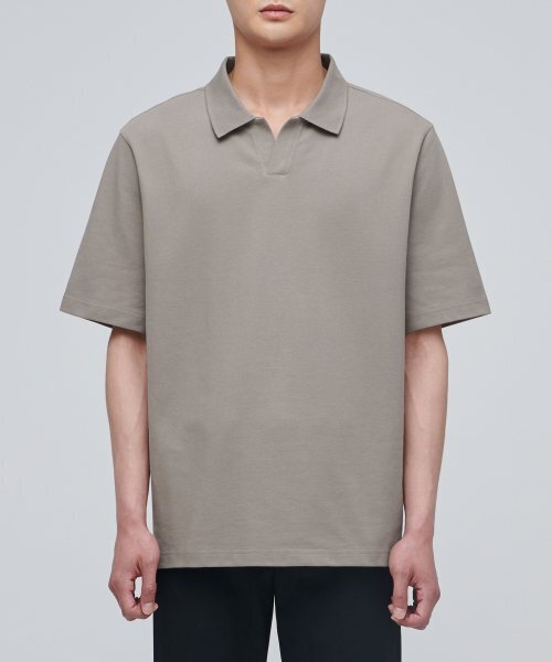 MUSINSA STANDARD(ムシンサスタンダード)の「スリットネックピケポロシャツ【ダスティベージュ】(ポロシャツ・メンズ・その他・SMALL/MEDIUM/LARGE/X-LARGE/XX-LARGE)」の2枚目の写真