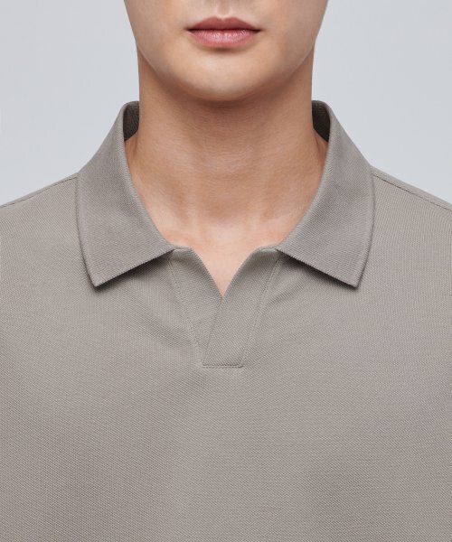 MUSINSA STANDARD(ムシンサスタンダード)の「スリットネックピケポロシャツ【ダスティベージュ】(ポロシャツ・メンズ・その他・SMALL/MEDIUM/LARGE/X-LARGE/XX-LARGE)」の4枚目の写真