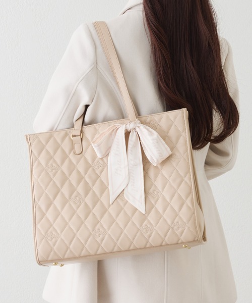 one after another NICE CLAUP（ワンアフターアナザーナイスクラップ）の「【LouLoumei】スカーフ付きキャリーオントートバッグ（トートバッグ・レディース・ブラック/ピンク/ベージュ/サックスブルー・FREE）」の2枚目の写真