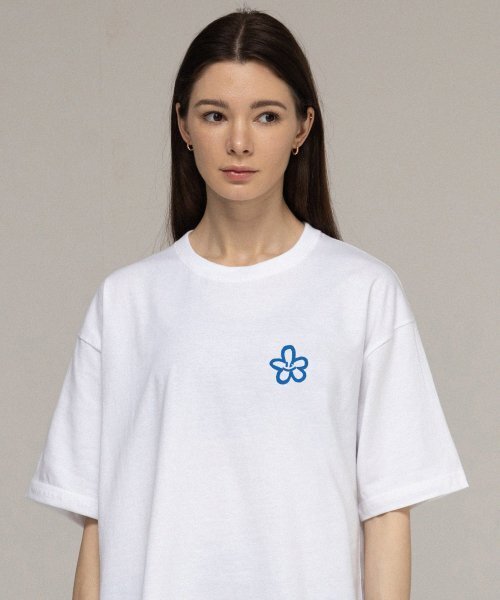 GRAVER（グレーバー）の「[ユニセックス]スモールスプレーフラワースマイル半袖Tシャツ_ホワイト（Tシャツ/カットソー・レディース・ホワイト・X-LARGE/SMALL/MEDIUM/LARGE）」の2枚目の写真
