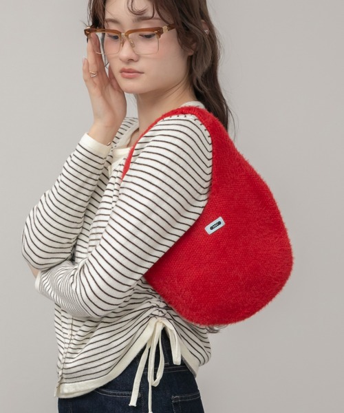 HEILIS（ヘイリス）の「シャギーニットバッグ / ニットバッグ シャギー レッド ブルー イエロー ブラック トレンド 冬服 秋服 小物 赤ニット クリスマス ギフト 贈り物 韓国 シンプル ガーリー ノームコア カジュアル（ハンドバッグ・レディース・レッド/ブラック/ブルー/イエロー・FREE）」の4枚目の写真